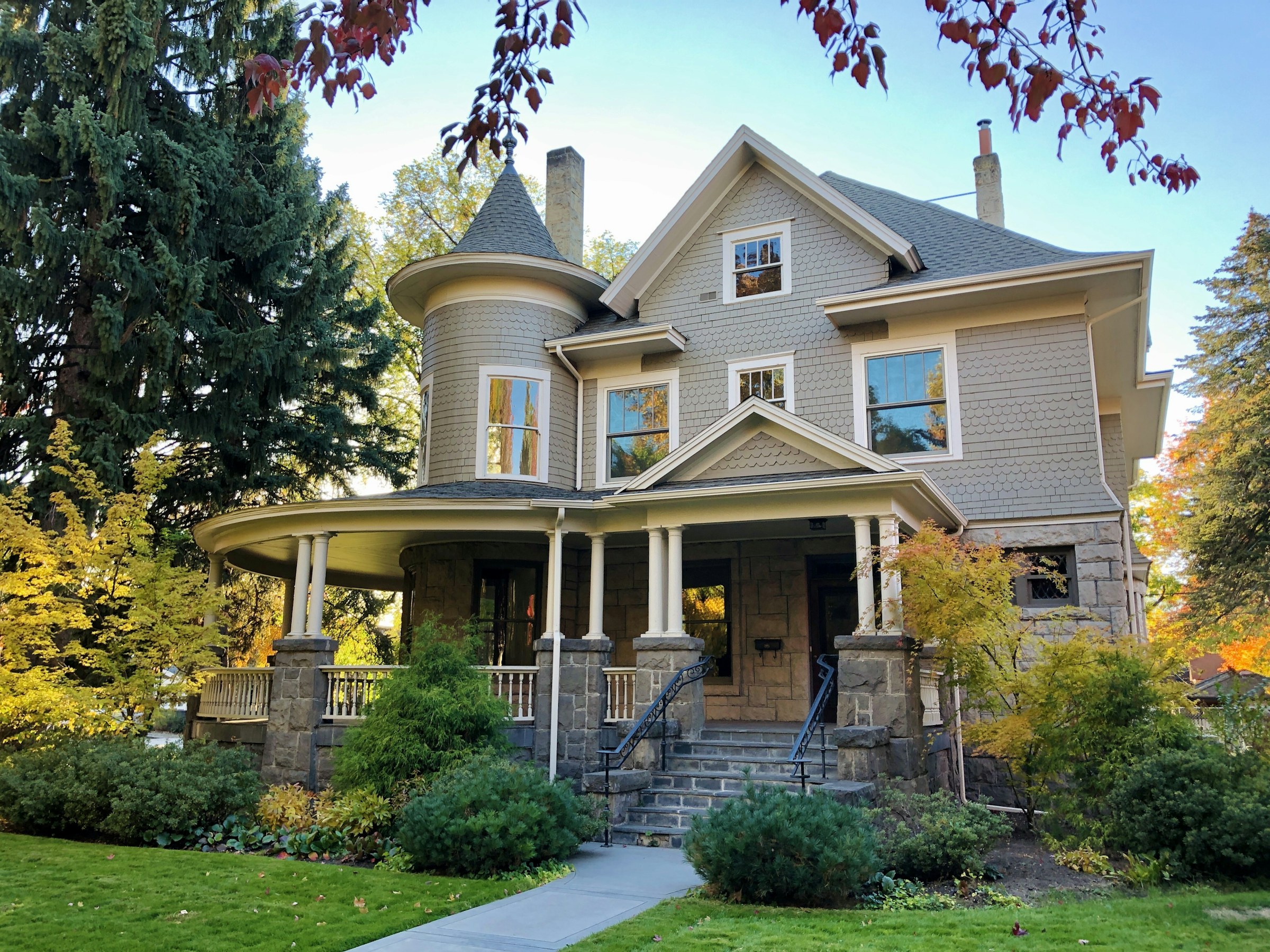 A warm home with a front yard, the setting for Miss Bella's Day Care in Lynnwood